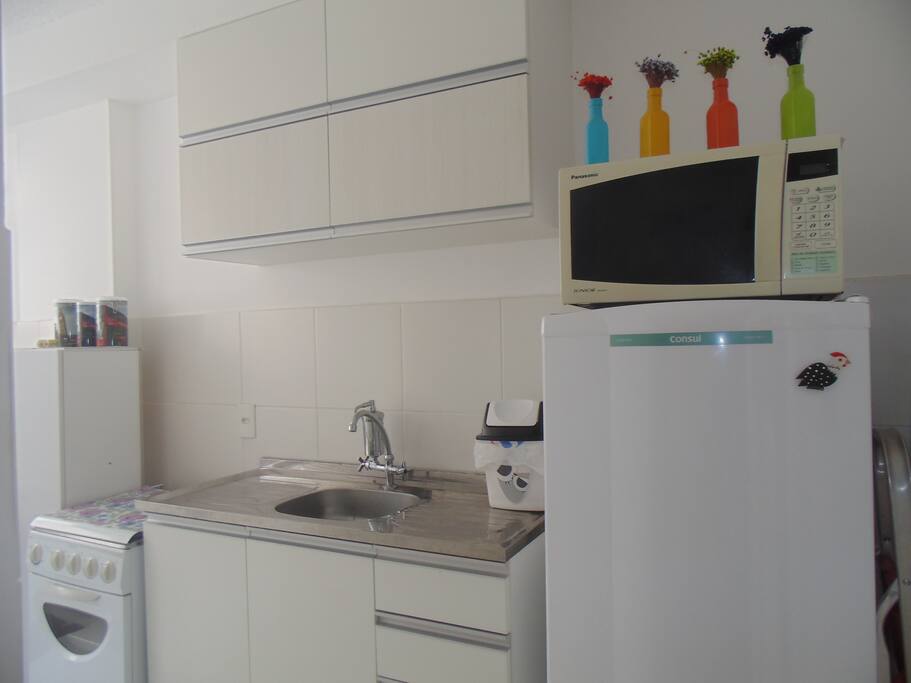 Cozinha equipada com utensílios.