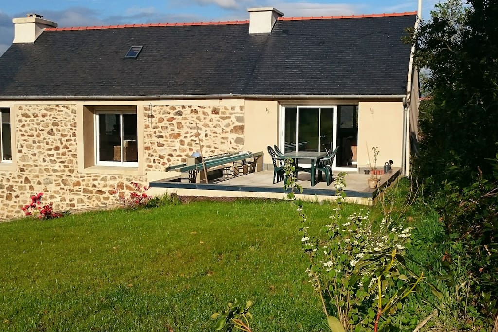 Façade arrière, terrasse et jardin