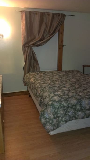 Main BD Room - Queen Bed