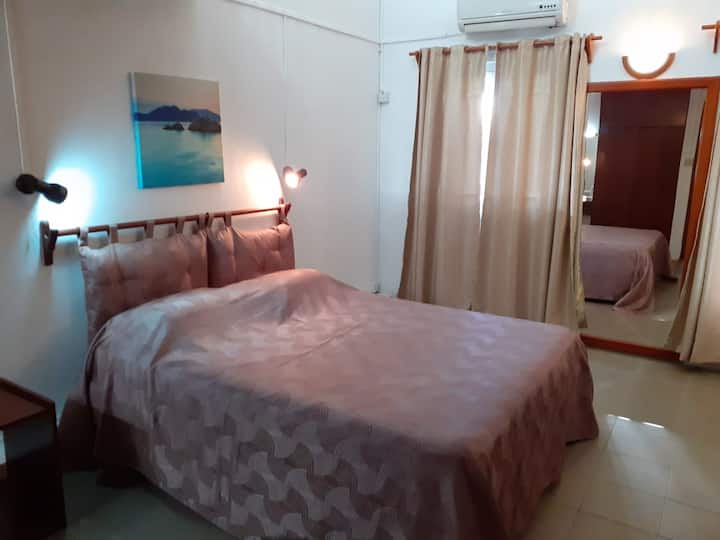 Chumba cha kulala cha nyuma na A/C