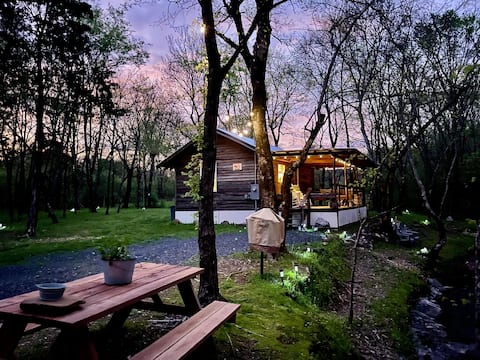 Lil' Rustic Retreat w/Hot Tub right on Jack Creek