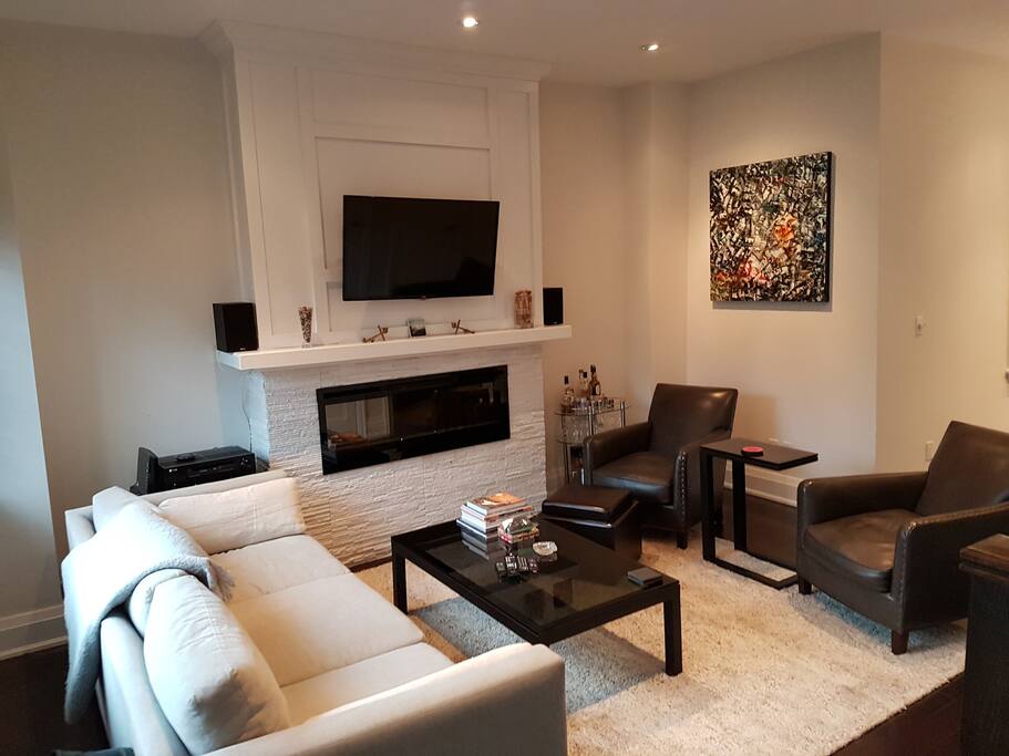 Entrance and Living Room w/ T.V., Wi Fi, Netflix