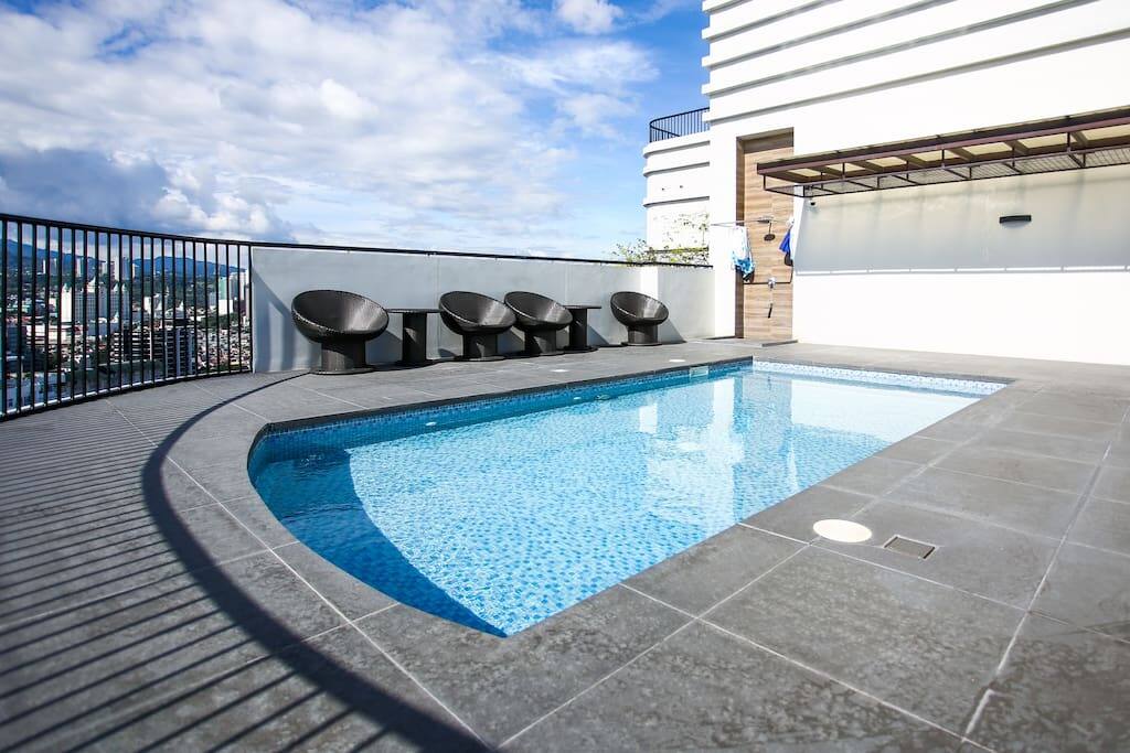Kiddie Pool besides the Infinity Pool