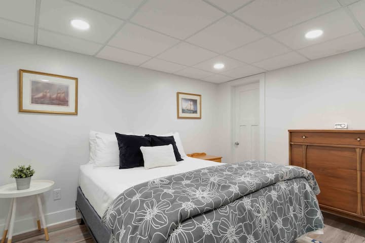 Habitación de huéspedes en el nivel inferior: tiene dos paquetes y dos juegos