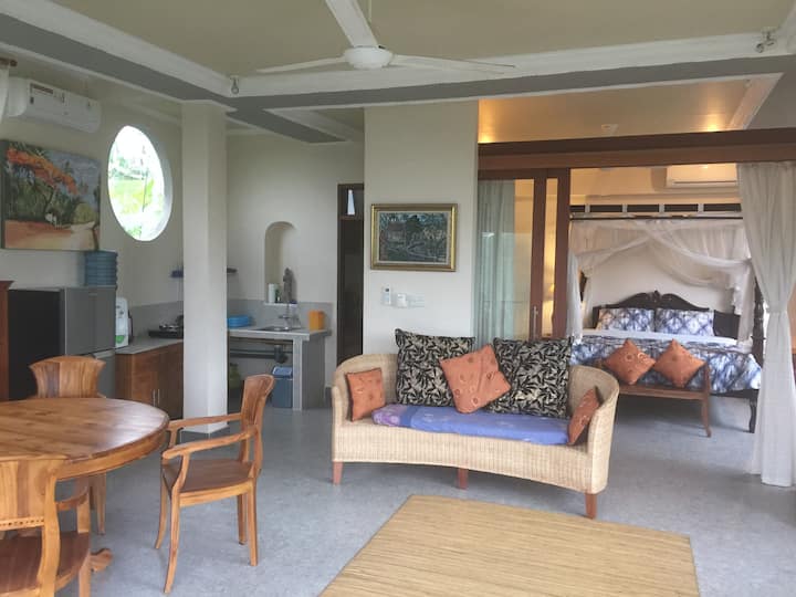 宁静的套房起居区和主卧