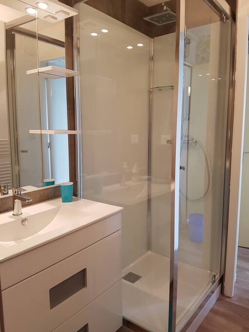 douche et meuble vasque