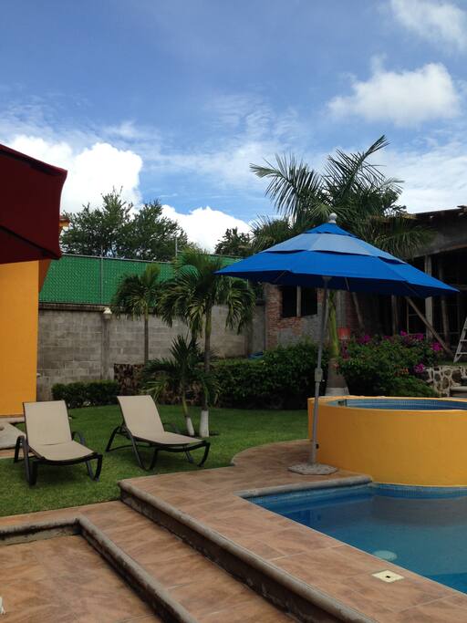 JARDÍN PRINCIPAL, ALBERCA Y JACUZZI
