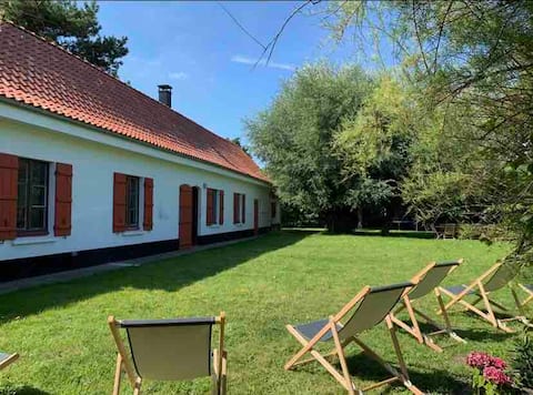 Farmhouse for 10 • big garden • 4 km to beach