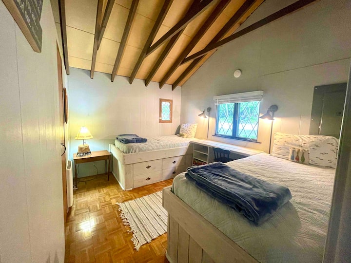 Спалня за гости с вградени легла, чекмеджета, бюро и килер.