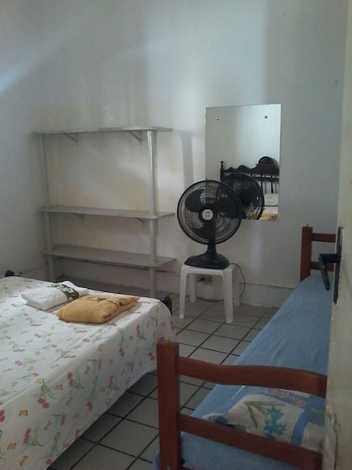 Cama de solteiro e ventilador