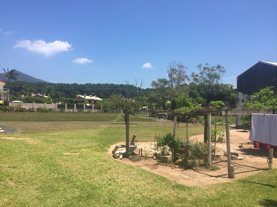 Vista do grande espaço onde a casa está localizada