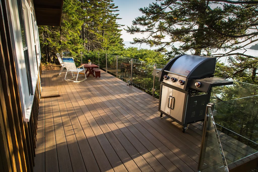 The spacious patio in the treetops with a gas grill