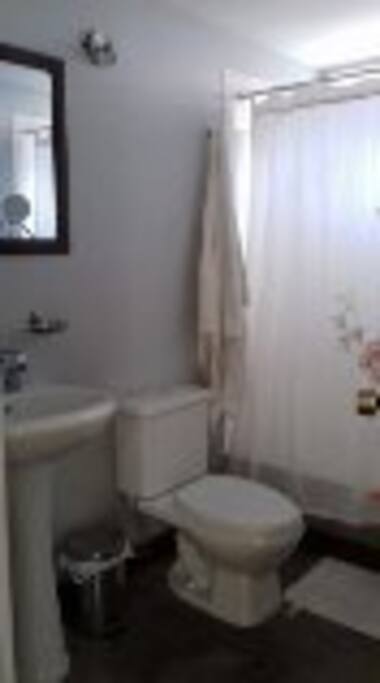banho completo con ducha y otro sin ducha.