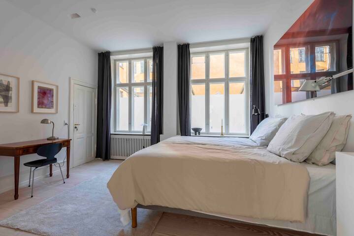 Top central / Private Luxury Suite / Art Gallery gallery image 4