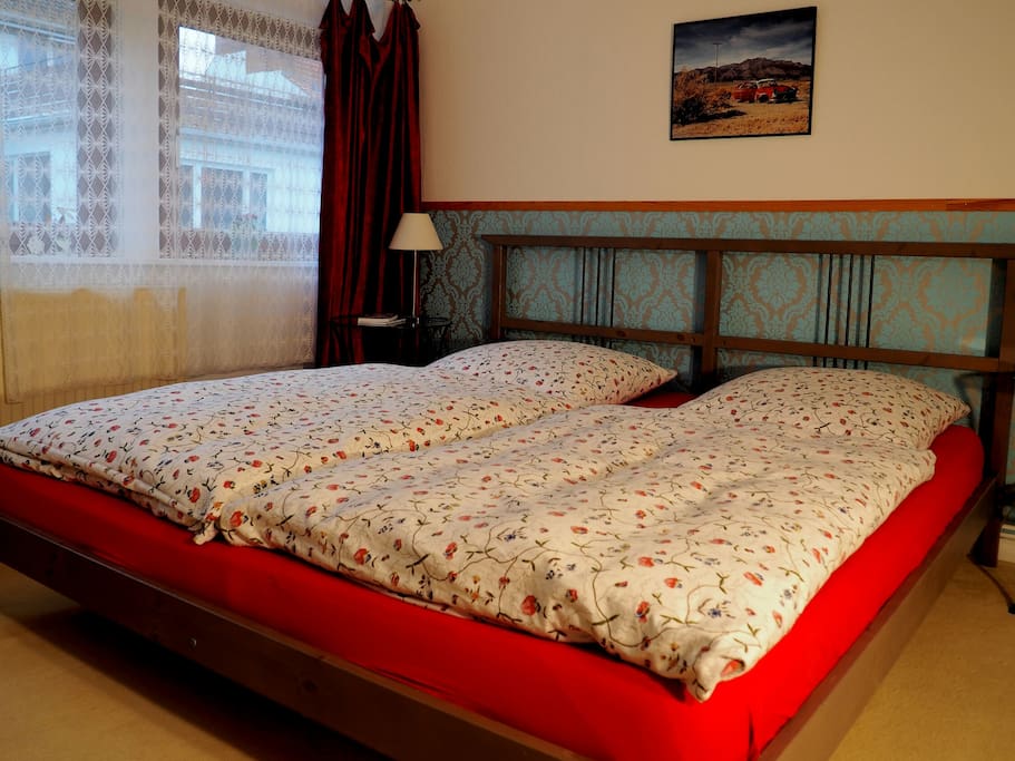 Gemütlich und bequem; großes Doppelbett, 1,80 x 2,0 Meter mit durchgehender Matratze