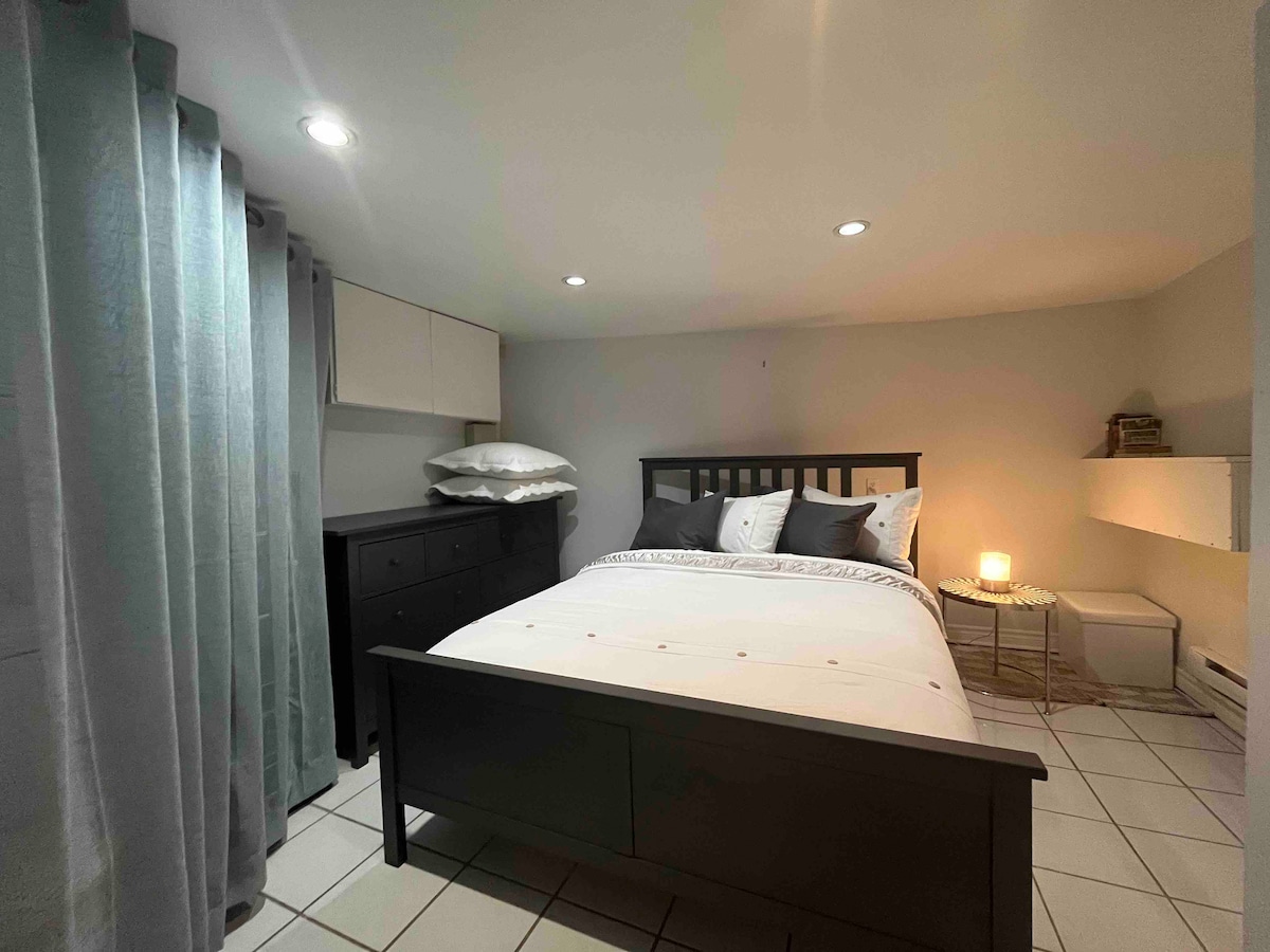 พื้นที่นอนหลักในห้องใต้ดิน