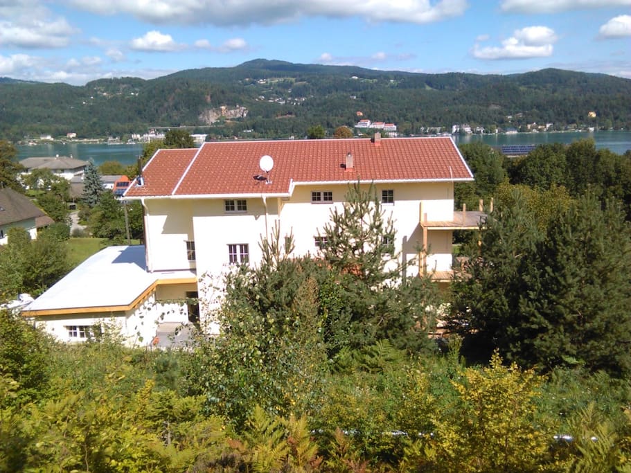 Blick von BBQ Terrasse - kann von Mietern genutzt werden