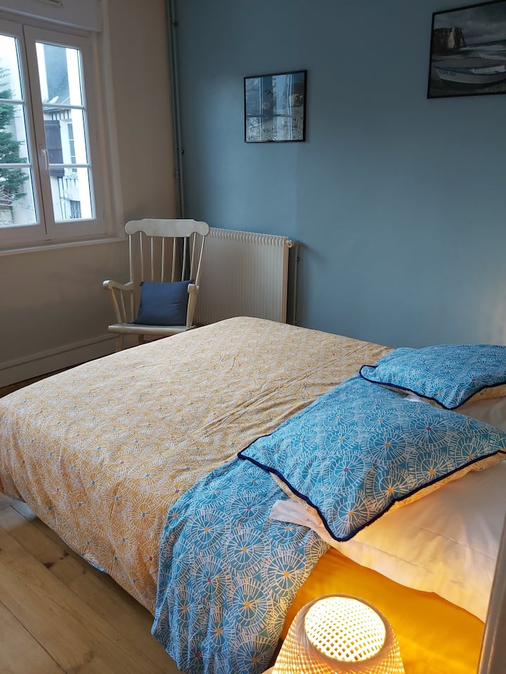 חדר בקומה הראשונה עם מיטה 160