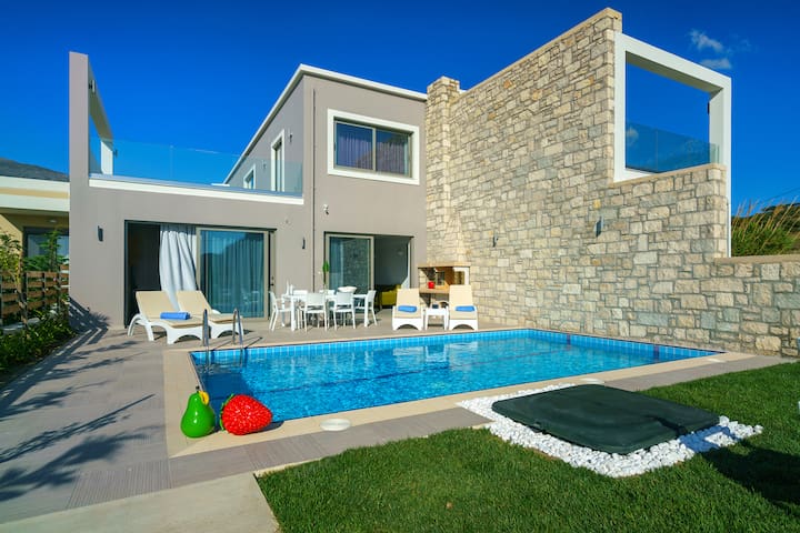 Beachfront Villa w/Pool & BBQ, 30m to amenities gallery image 2