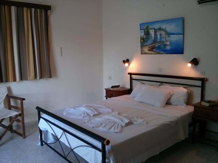 Studio 6 Queen Size bed