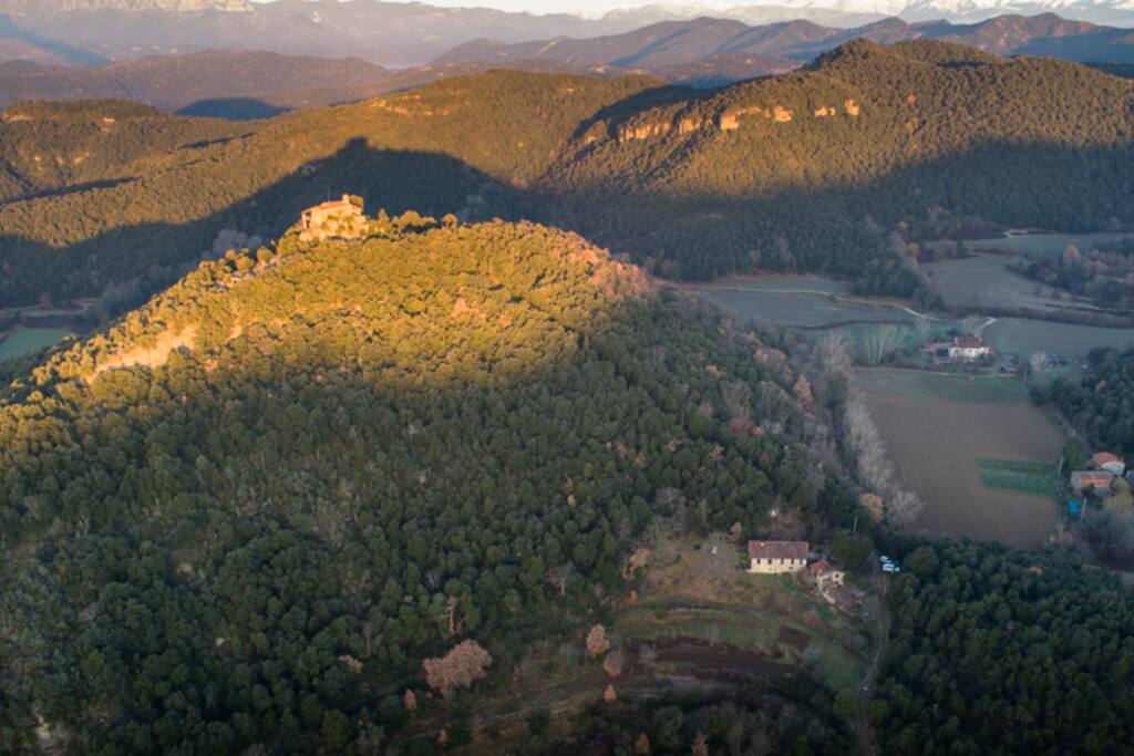 St. Salvador de Puig Alder con El Portet en su falda.