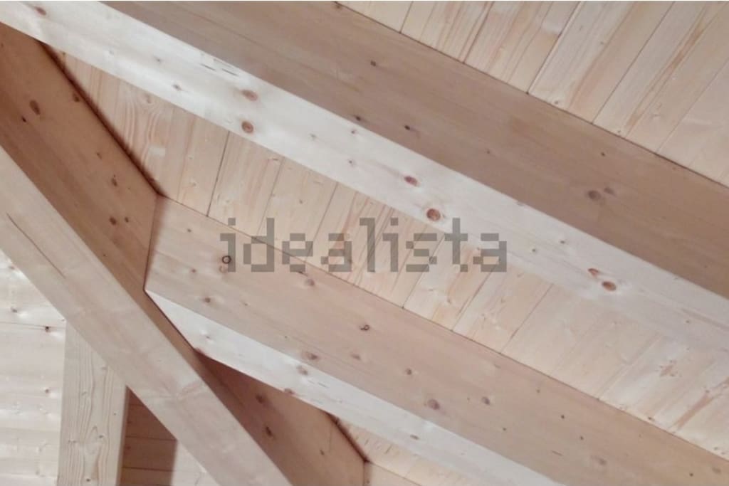 Altos techos abuardillados en madera natural