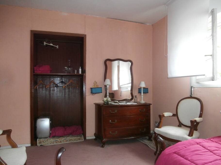 Armario y tocador del dormitorio