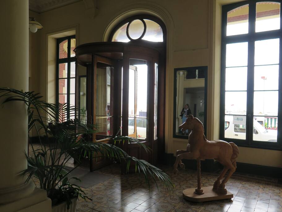 L'entrée de la résidence : tout le charme du XiX eme siècle préservé!