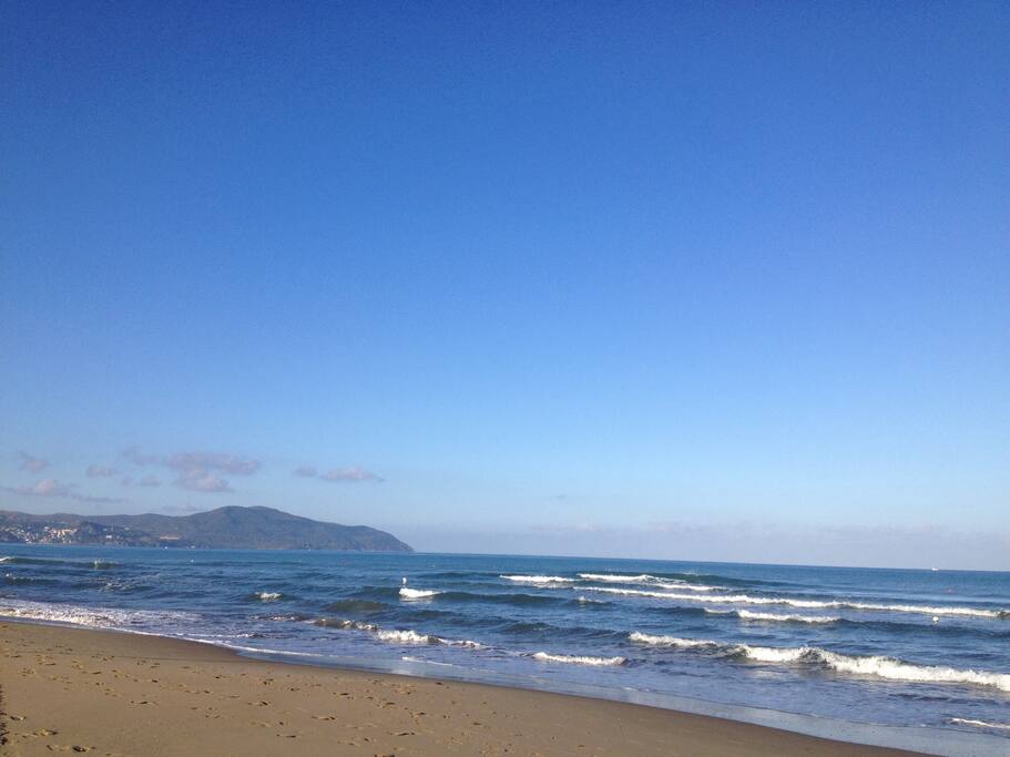 La spiaggia di fronte casa (foto scattata alle 7:30 del mattino) - The beach in front of the house