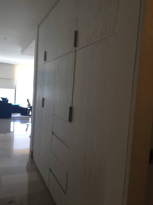 Vista exterior del closet. // Exterior view of closet.