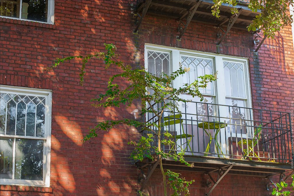 Private 2nd story balcony