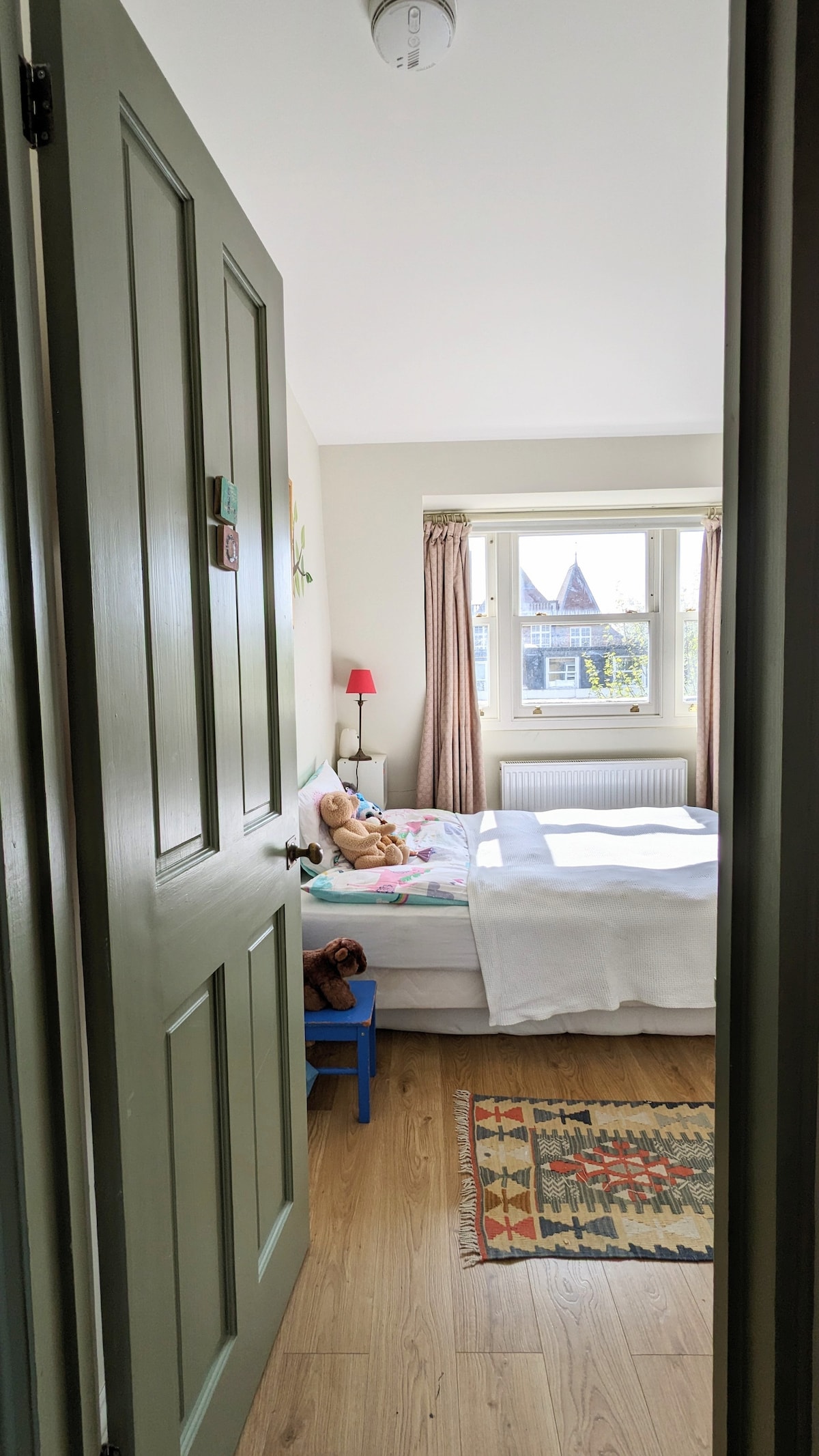 Kamer op de tweede verdieping (onze dochter is dus voorzien van een paar teddies!) 