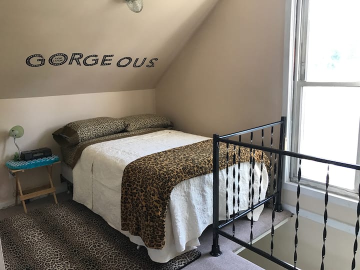 מיטה זוגית בעליית גג לשימוש בחודשים קרירים יותר