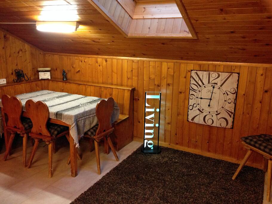Coin salle-à-manger avec table extensible, ouvert sur la cuisine
