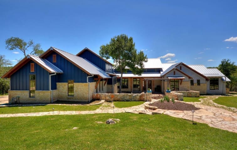 6000sf Home Sleeps 20+ Guests