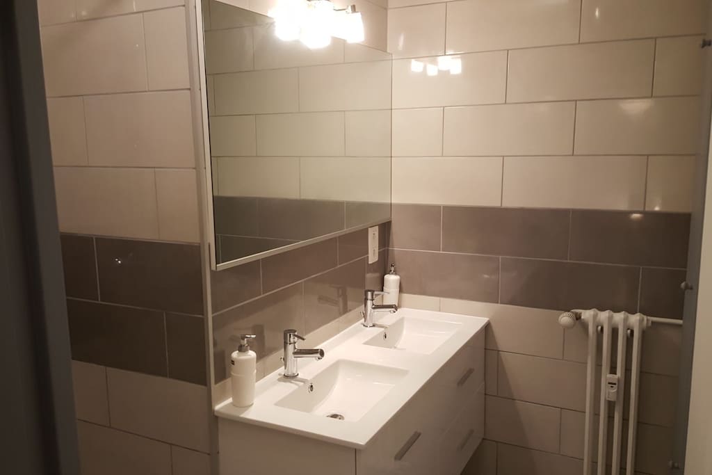 Salle de bain double vasque avec douche 80x80. Entièrement rénovée en 2017