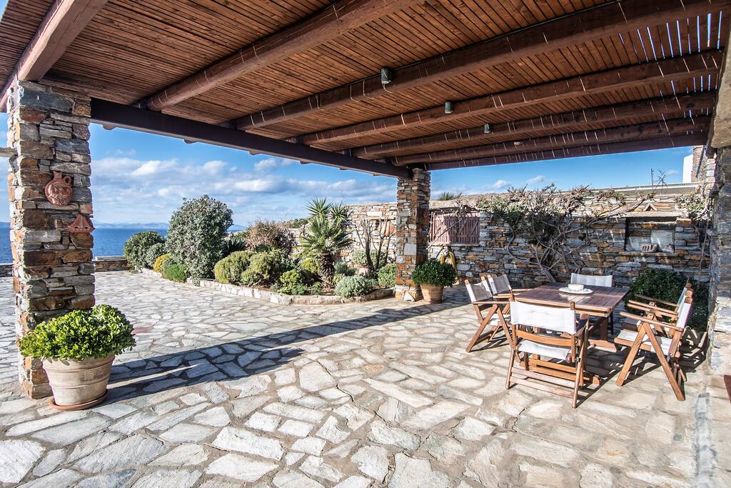 outdoors furnishings arrangement for dining out in the front terrace