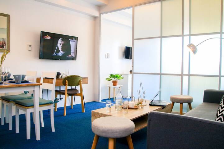 Modern Studio w/ Balcony & Netflix Makati @Indigo