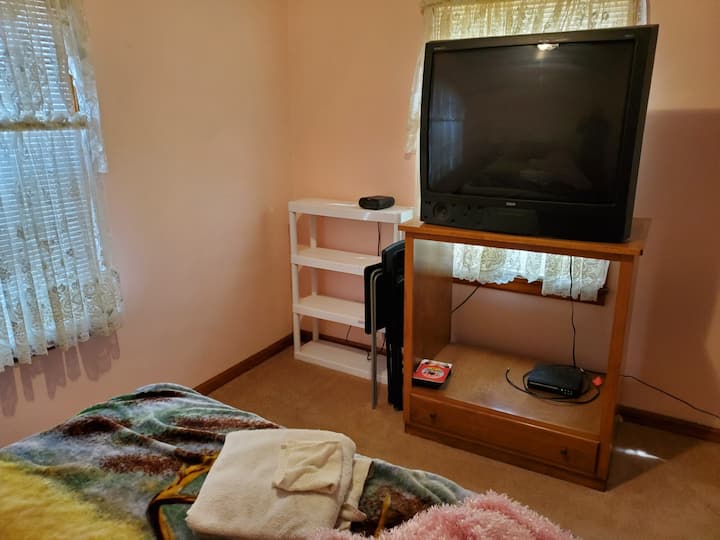 楼上卧室有电视，下方有DVD播放器