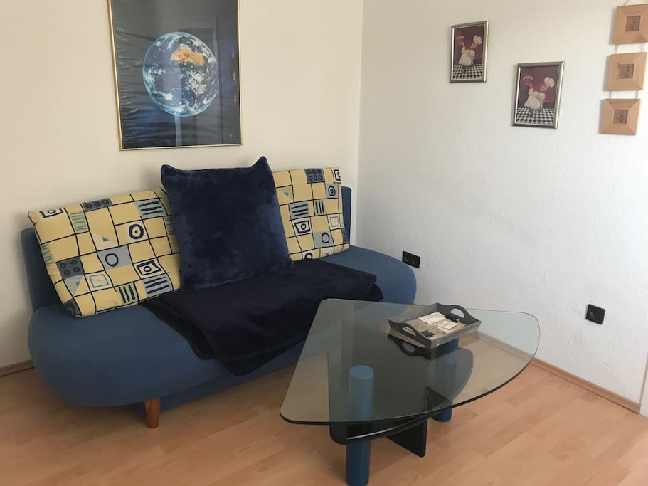 Wohnzimmer mit ausklappbarem Sofa 140x200