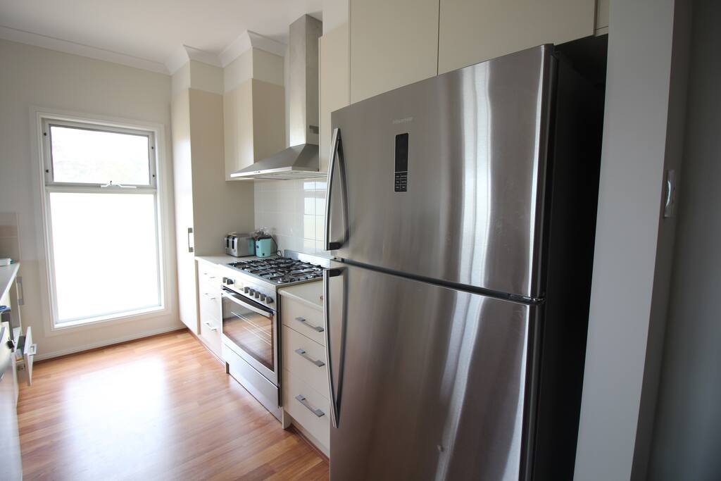 Kitchen with 900mm ovencooktop and