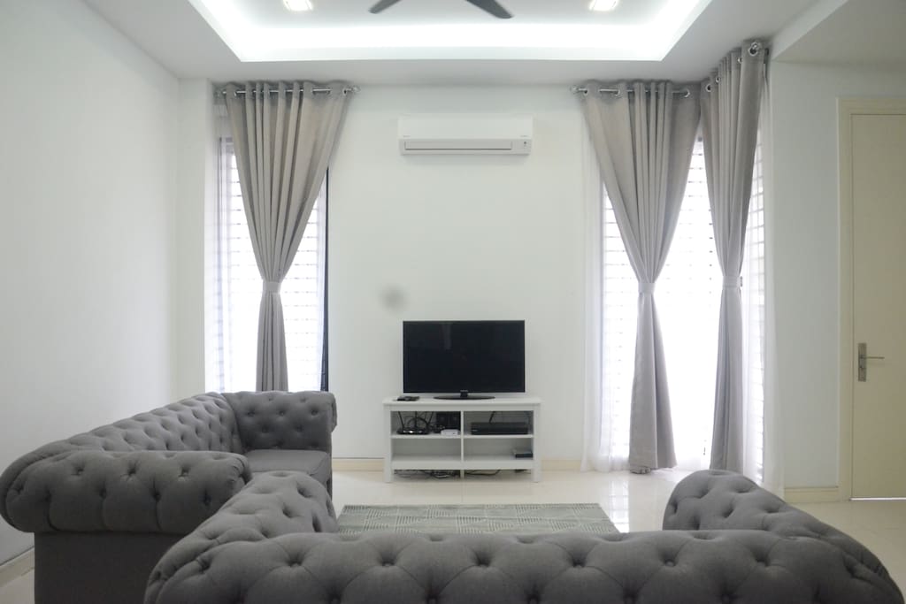 Ruang Tamu Utama Berhawa Dingin Beserta TV, Pemain DVD Dan Juga WIFI