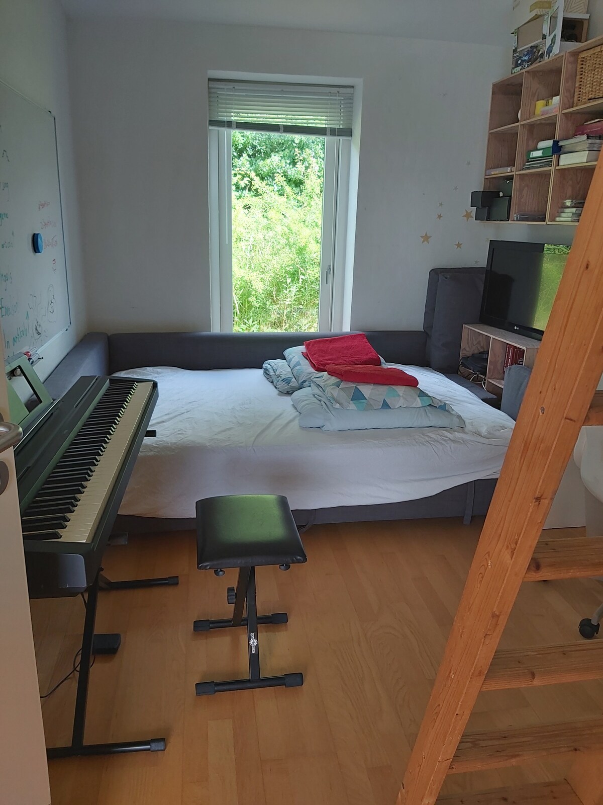 Спална соба со двоен кревет и поткровје со единечен кревет