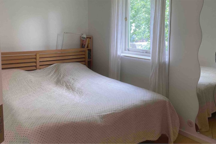 Тясна спалня, но 180 см двойно легло. Общ матрак. 