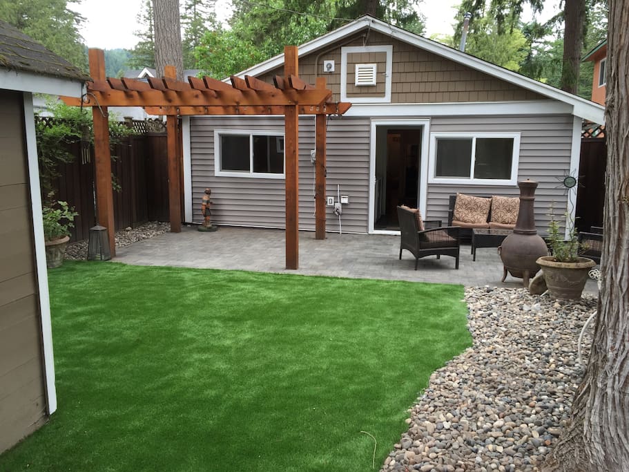artificial turf so always green and tidy