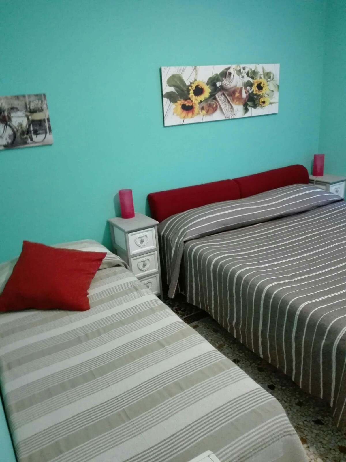 Primer dormitorio con cama doble y cama individual