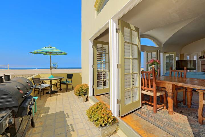 Beachfront, Roof Deck & Well-Stocked w/ Views! gallery image 4