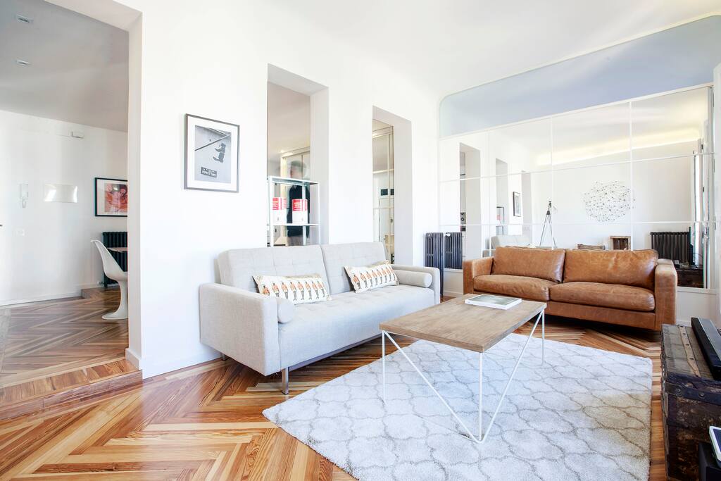 Living room & dining room at the back / Salón y comedor al fondo