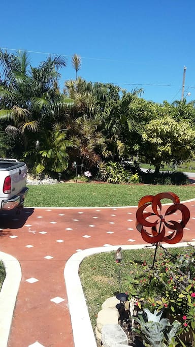 Parking and walkway to entrance. Great curb appeal :) 2 vehicle able to park no problem