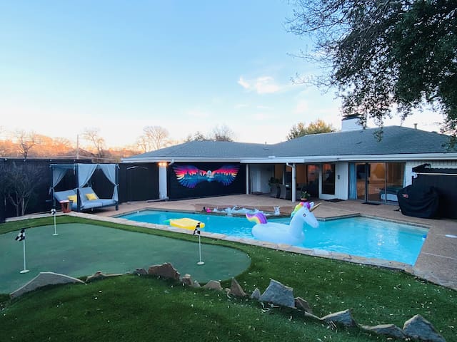 Sleeps 18 | Heated Pool | MiniGolf | Uptown Dallas